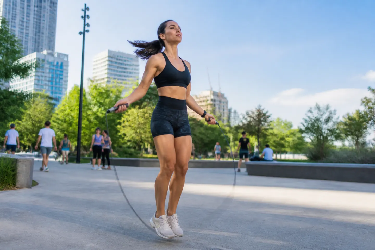Pourquoi le saut à la corde aide à perdre du poids selon les experts en fitness