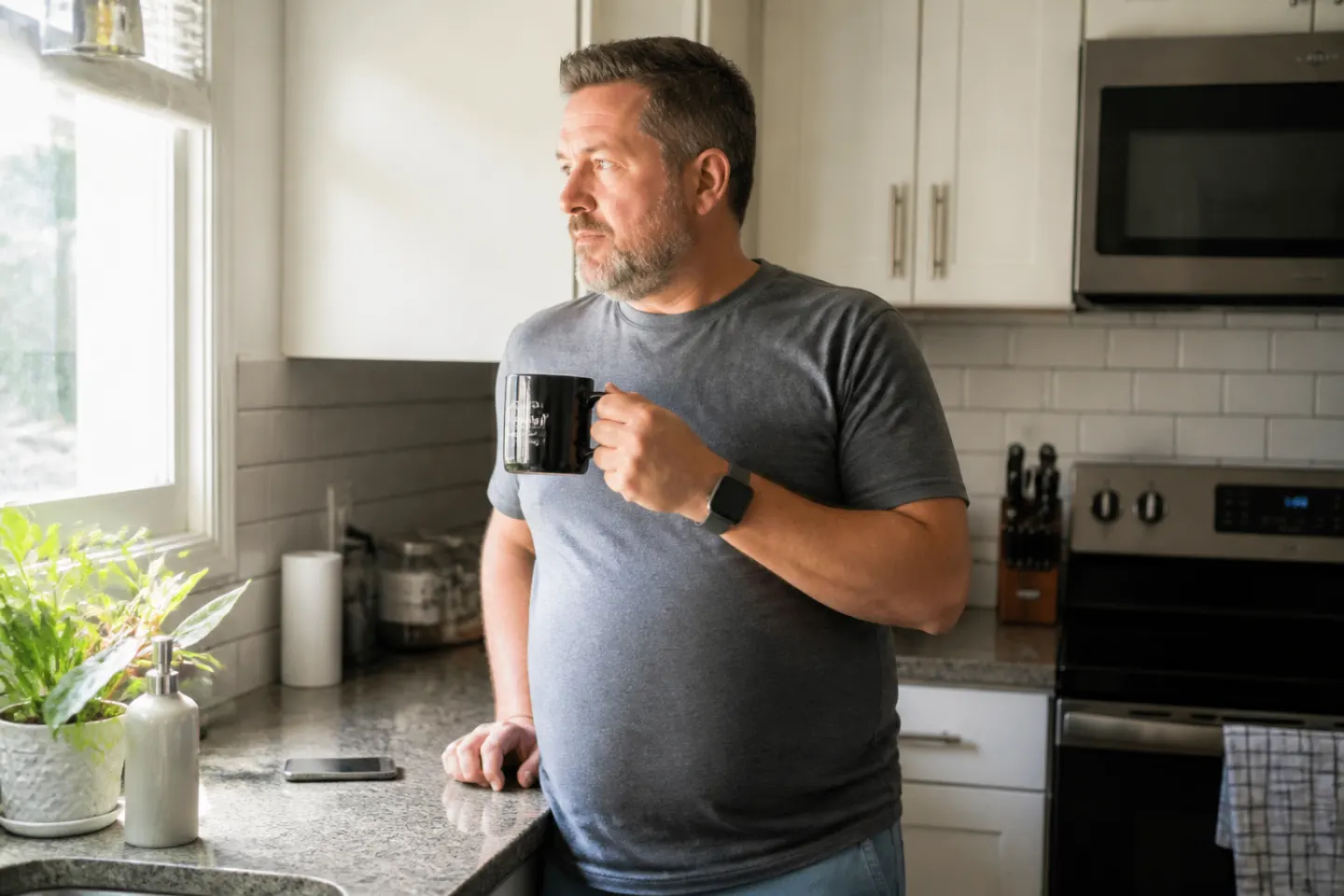 Pourquoi les hommes prennent du ventre : explications détaillées