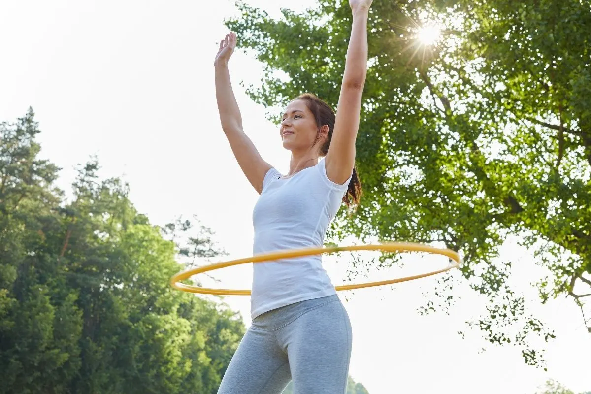 Le Hula Hoop revient à la mode pour perdre du poids voici 5 bonnes raisons de dépoussiérer votre cerceau de jeune fille et garder la forme cet été !