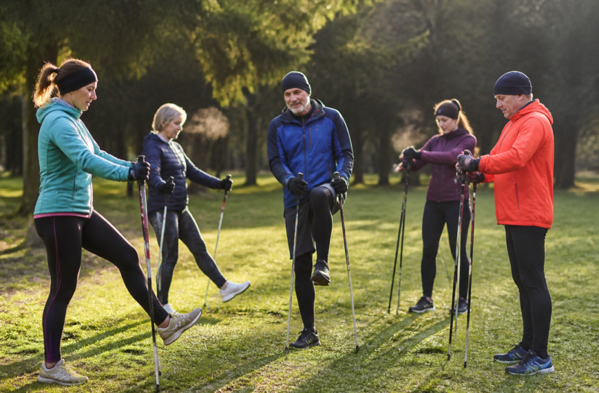 Comment bien s’échauffer avant la marche nordique : exercices essentiels à pratiquer